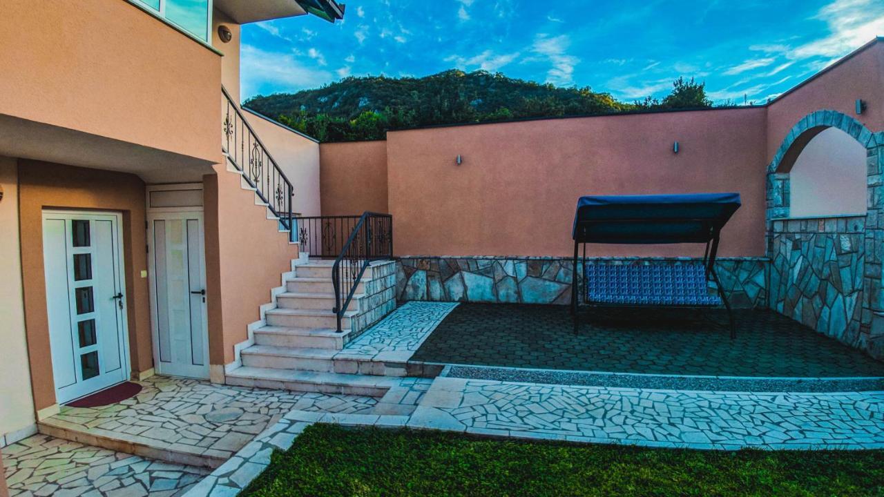Holiday Home Rozic - Villa With Private Seasonal Heated Pool Mostar Eksteriør bilde